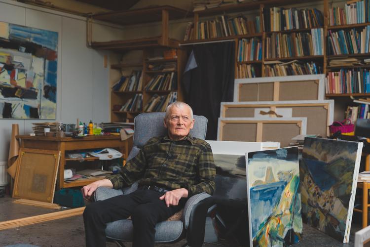 Eydun av Reyni maler på sine erfaringer og følelser, ikke på bestemte iagttagelser. Men man skal ikke spørge ham om baggrunden for det hele. Han er maler - ikke taler.  Foto. Erla Ziskasen 