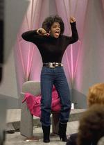  Oprah Winfrey viser sin nye, slanke krop frem i sit tv-show i november 1988. Hun havde tabt 65 pund, svarende til godt 30 kg, angiveligt gennem en blanding af flydende kost og motion. Hendes mål var at passe jeans i størrelse 10. Sådan et par har hun på her.     Foto: Charles Bennett/Ritzau Scanpix