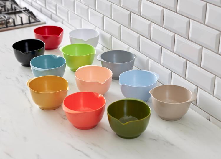 Margretheskålen er et af de mest udbredte stykker dansk design, fordi den både er billig og særdeles anvendelig i et køkken. Skålen blev designet i 1954 hos Bernadotte &amp; Bjørn Industridesign. Den blev oprindelig lavet i melamin og er  opkaldt efter Sigvard Bernadottes niece, prinsesse Margrethe, der i dag er vores dronning.  Foto: Rosti