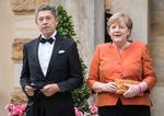 Angela Merkel beskrives som Wagner aficionado. Her ses hun med sin mand Joachim Sauer ved Bayreuth Festival.  Foto: Stefanie Loos/Ritzau Scanpix