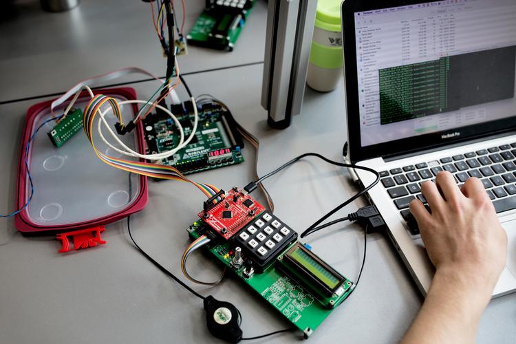 Studerende på uddannelsen til civilingeniør i robotteknologi på Syddansk Universitet arbejder på deres eksamensprojekt, hvor de programmerer et bevægeligt panoreringssystem. Robotter, teknologi, ledninger, computer. Foto: Nanna Navntoft/POLFOTO