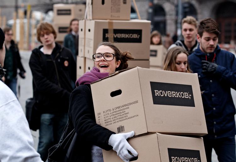 Boligsøgende fotograferet for ti år siden, da de ved en happening flyttede ind på  Københavns Rådhus. Foto: Jens Dresling/POLFOTO