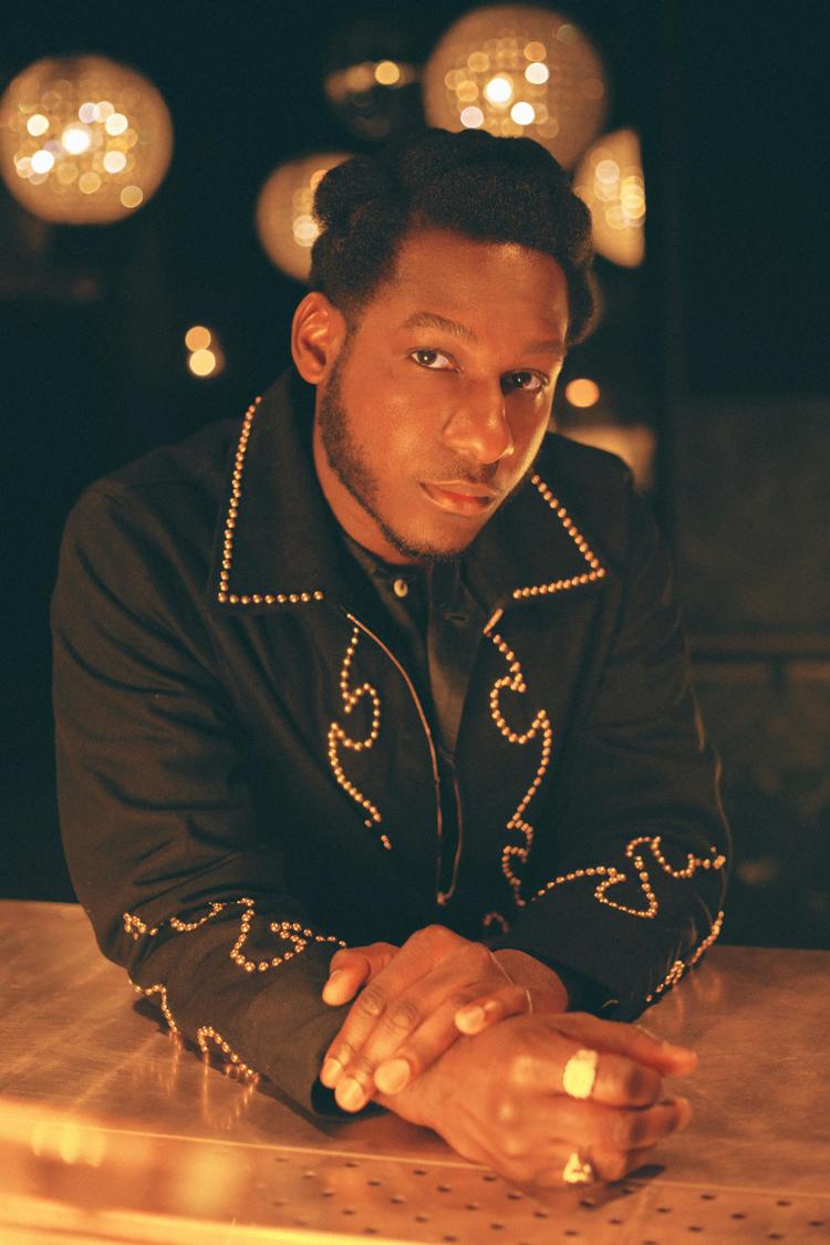 Han har 10 millioner månedlige lyttere på Spotify og ser skarp ud, godt stylet med vintagetøj og armbåndsur, godt hår. Hans borgerlige navn er Todd Michael Bridges, han er 32 år og fra Texas. Foto: PR foto