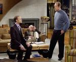 Frasier Crane får sig en snak med sin bror, Niles, der har sat sig på sofabordet, mens deres far Martin Crane tager en slapper i sofaen.  Foto: AP Photo/ Reed Saxon /Ritzau Scanpix
