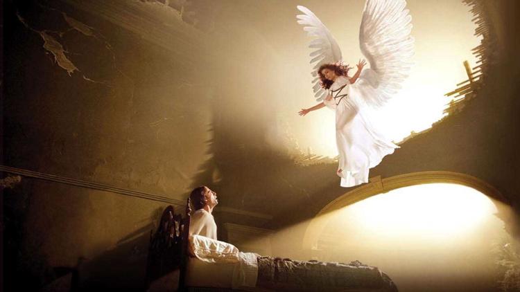Englen i Emma Thompsons formanende og liderlige skikkelse  bryder gang på gang gennem loftet i tv-serien 'Angels in America', baseret på den episke teaterforestilling af samme navn af Tony Kushner.  Foto: Hbo