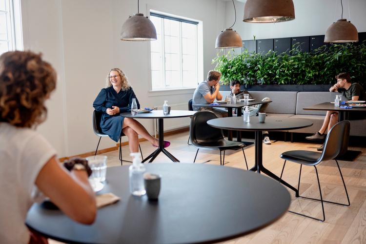 Advokatfirmaet Molt Wengel har forsøgt at optimere arbejdsugen, bl.a. ved brug af 'pomodoro-metoden'. Her holder de frokostpause.  Foto: Valdemar Ren