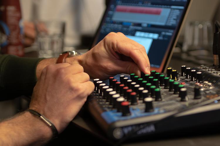 Mediano har på få år udviklet sig til at være blandt de mest lyttede sportspodcasts i Danmark. For mange podcasts er det dog svært at omsætte mange lyttere til overskud. Foto: Andreas Merrald/POLFOTO