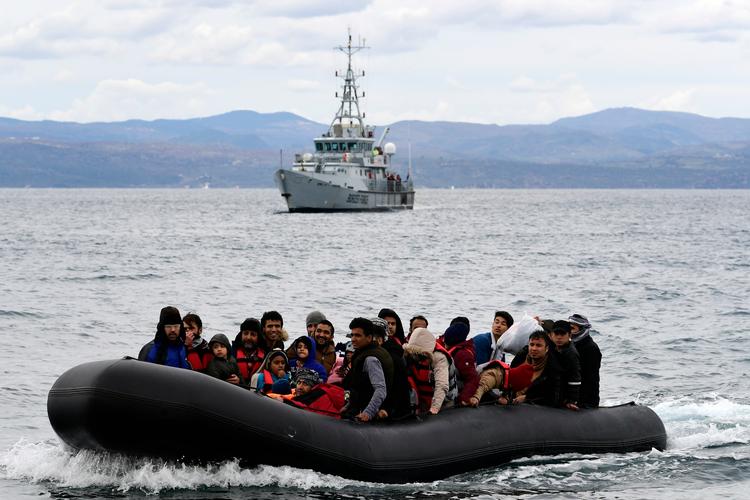     Flygtninge og migranter ankommer i februar 2020 til den græske ø Lesbos skarpt overvåget af et af FRontex's fartøjer.  Arkivfoto: Michael Varaklas, AP   Foto: Michael Varaklas/Ritzau Scanpix