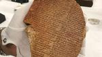 På den omkring 3.600 år gamle stentavle kan man læse den del af det berømte Gilgamesh-epos, hvor helten Gilgamesh fortæller om sine drømme til sin mor. Derfor bliver tavlen kaldt for 'The Gilgamesh Dream Tablet'.  Foto: US IMMIGRATION AND CUSTOMS ENFORCEMENT