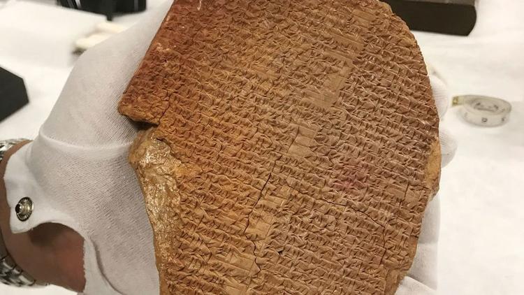 På den omkring 3.600 år gamle stentavle kan man læse den del af det berømte Gilgamesh-epos, hvor helten Gilgamesh fortæller om sine drømme til sin mor. Derfor bliver tavlen kaldt for 'The Gilgamesh Dream Tablet'.  Foto: US IMMIGRATION AND CUSTOMS ENFORCEMENT