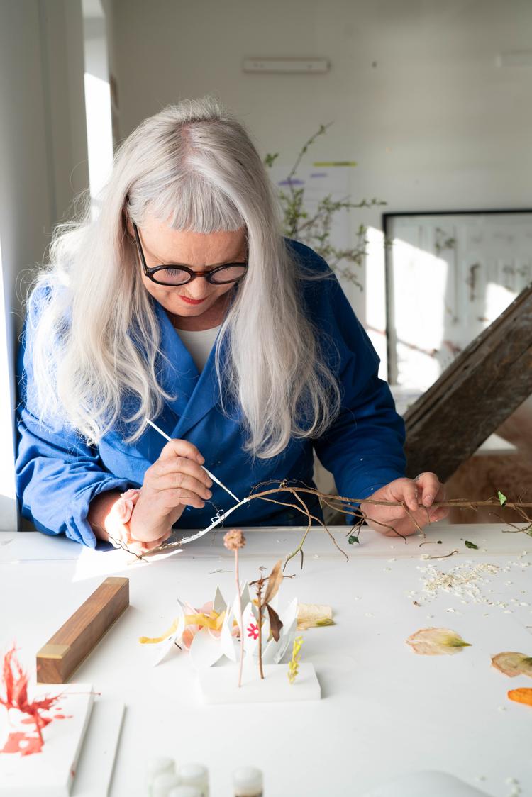 Kigge Mai Hvid prøver at gøre opmærksom på biodiversiteten og på, hvor fantastiske planter faktisk er, i sit kunstneriske arbejde. Her skaber hun billedværker af plantedele. Foto. 