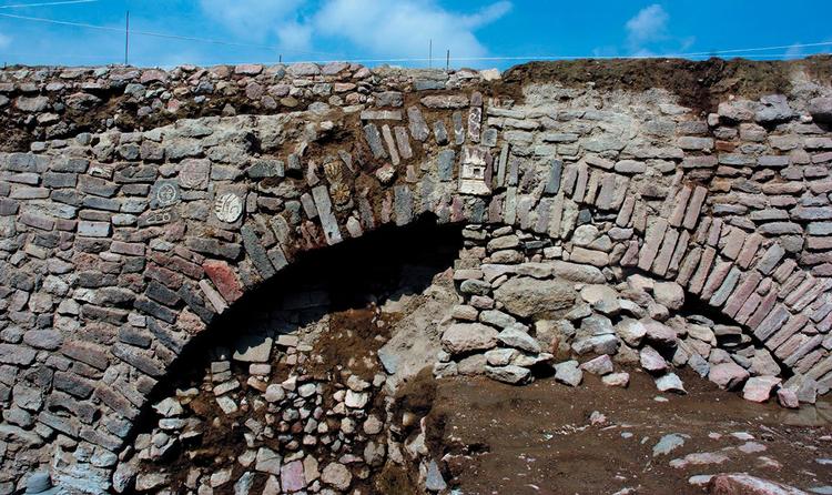 Tunnelen fra Aztekerriget blev fundet, da man gravede ud til et nyt busstoppested i udkanten af Mexico City.  Foto: Edith Camacho / Instituto Nacional de Antropología e Historia 