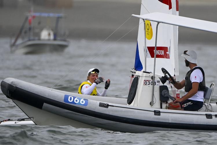 Anne-Marie Rindom var helt knust efter fredagens to sejladser ved OL, da hun satte det meste af sin føring over styr. Men hun ligger stadig til guld og kan selv afgøre det i søndagens medaljeræs. Foto: Olivier Morin/Ritzau Scanpix
