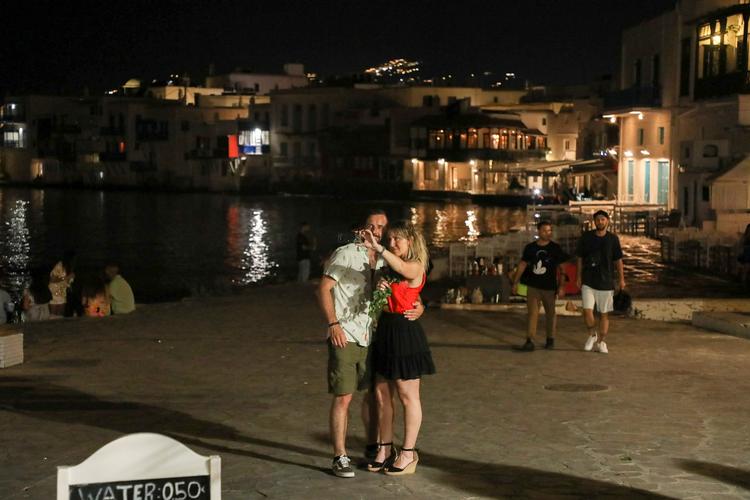 Tidligere på måneden indførte de græske myndigheder forbud mod musik i restauranter og på barer samt et natligt udgangsforbud på øen Mykonos. Nu har myndighederne sendt 186 betjente til øen for at få kontrol med coronasmitten. Foto: Louiza Vradi/Ritzau Scanpix