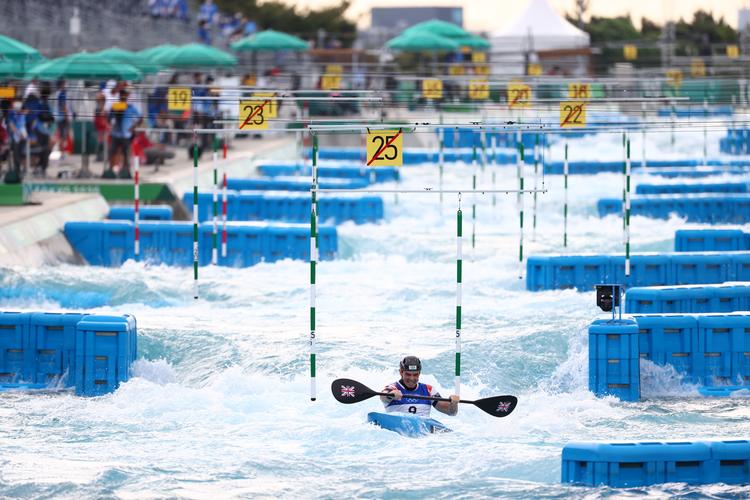Bradley Forbes-Cryans kæmper sig vej gennem vandmasserne under finalen i K1-slalom i Tokyo. Det blev til en sjetteplads.   Foto: Stoyan Nenov/Ritzau Scanpix