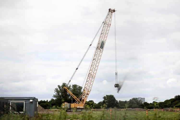 Maskinerne er fortsat i fuld gang på Amager Fælles-byggepladsen, trods Miljø- og Planklagenævnets afgørelser. Foto: Nanna Navntoft