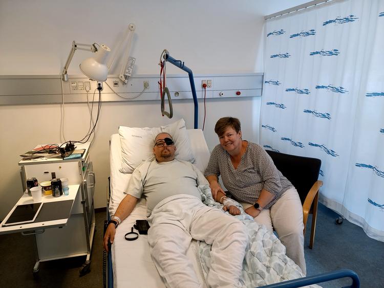 Kræftsyge Kim Møller Poulsen med hustru Line Erenreich på Aalborg Universitetshospital, hvor Kim for øjeblikket er indlagt på grund af smerter. Kræften har spredt sig til øjet, hvorfor Kim har mistet synet og derfor har en klap på. Foto: Privatfoto