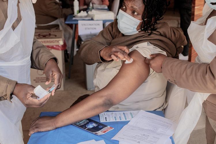 En sydafrikansk kvinde får en dosis vaccine. Men det er kun 1,5 procent af Afrikas befolkning, der har fået det. Foto: Luca Sola/Ritzau Scanpix