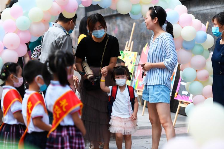 Dette billede fra Chongqing stammer fra den første genåbning i efteråret, hvor børnene fik lov at komme tilbage i børnehave. Nu spreder delta-varianten sig i området. Foto: Uncredited/Ritzau Scanpix