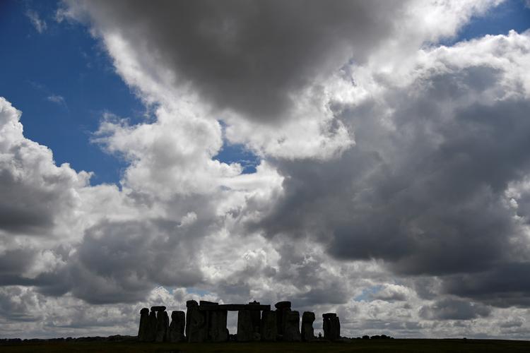 De første sten ved Stonehenge i det sydlige England blev ifølge arkæologer lagt for 5.000 år siden, og den berømte stencirkel blev rejst for ca. 4.500 år siden. Stedets præcise betydning er stadig omdiskuteret. Foto: Toby Melville/Ritzau Scanpix