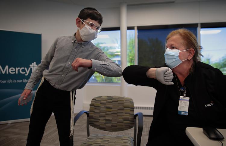 En 14-årig dreng fra Missouri får en corona-venlig hilsen, efter at han har ladet sig vaccinere. Foto: Robert Cohen/Ritzau Scanpix