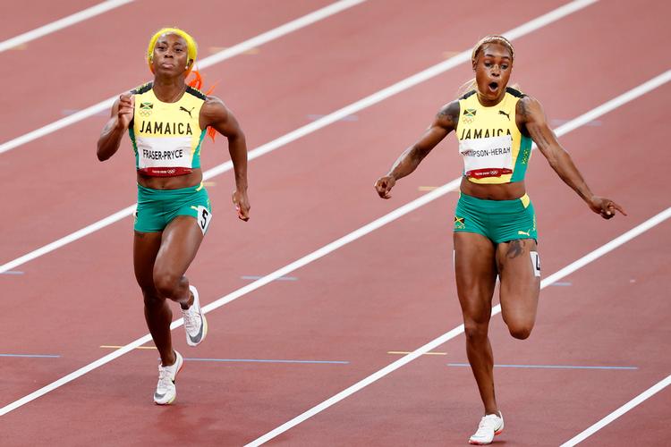 Elaine Thompson-Herah (th.) var urørlig i lørdagens 100 meter-finale hos kvinderne. Foto: Jens Dresling/POLFOTO
