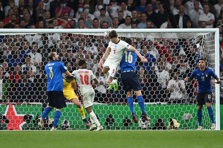     goalchance, header John STONES (ENG), action, duels versus Bryan CRISTANE (ITA). Li: Giorgio CHIELLINI (ITA), Raheem STERLING (ENG). Final, game M51, Italy (ITA) - England (ENG) on 07/11/2021 in London / Wembley Stadium. Soccer Euro 2020 from 11.06.2021-11.07.2021. Photo; Marvin Guengoer / GES / Pool via Sven Simon Fotoagentur GmbH &amp; Co. Press photo KG # Prinzess-Luise-Str. 41 # 45479 M uelheim / R uhr # Tel. 0208/9413250 # Fax. 0208/9413260 # GLS Bank # BLZ 430 609 67 # Account 4030 025 100 # IBAN DE75 4306 0967 4030 0251 00 # BIC GENODEM1GLS # www.svensimon.net. Photo by: Marvin Guengoer / GES/picture-alliance/dpa/AP Images   Foto: Marvin Guengoer / Ges/Ritzau Scanpix