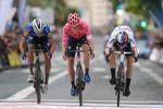 Amerikaneren Neilson Powless (i midten) vinder spurten foran sloveneren Matej Mohoric (t.h.) og Mikkel Frølich Honoré. Foto: Clasica San Sebastian. 