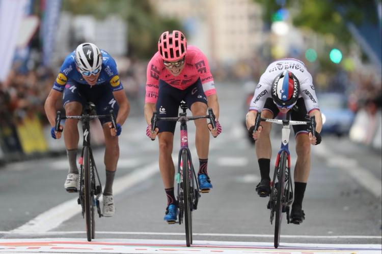 Amerikaneren Neilson Powless (i midten) vinder spurten foran sloveneren Matej Mohoric (t.h.) og Mikkel Frølich Honoré. Foto: Clasica San Sebastian. 