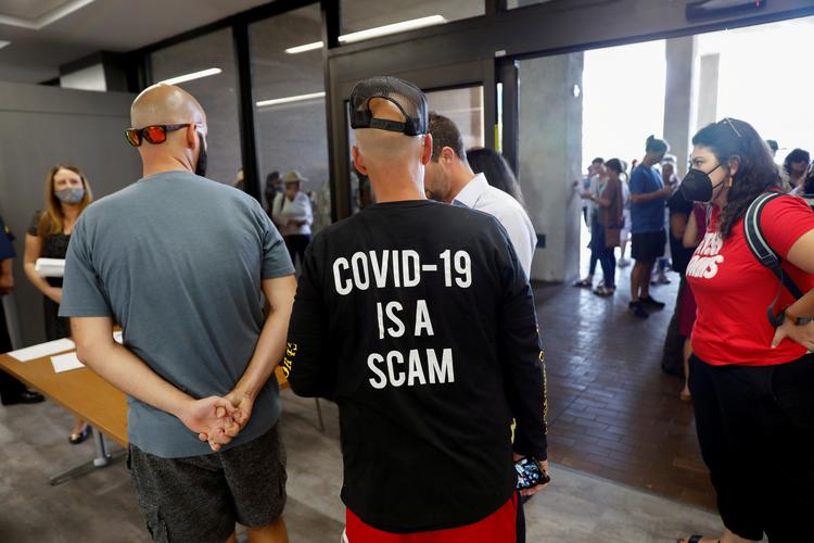 Billedet stammer fra en demonstration i foråret på et gymnasium i Florida, hvor der blev protesteret imod krav om mundbind.  Foto: Octavio Jones/Ritzau Scanpix