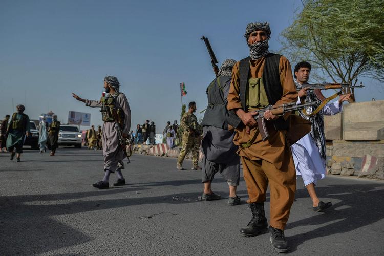 Afghanske sikkerhedsfolk og militser, der kæmper mod Taleban-bevægelsen, patruljerer i Herat-provinsen lørdag.  I provinsen er der hårde kampe mellem sikkerhedsstyrkerne og Taleban  Foto: Hoshang Hashimi/Ritzau Scanpix