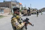 En afghansk regeringssoldat står vagt i distriktet Injil i Herat-provinsen. Ikke langt derfra, ved provinsens hovedby Herat, er der hyppige kampe mellem regeringsstyrker og Taleban.    Foto: Hoshang Hashimi/Ritzau Scanpix