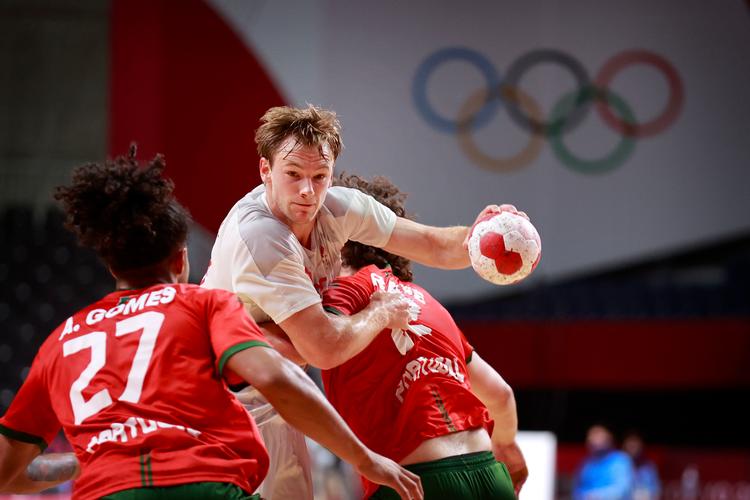  Mathias Gidsel, som vi kender ham: I et frygtløst gennembrud mod et kompakt forsvar, her Portugals Andre Gomes og Luis Frade under Danmarks næstsidste gruppekamp.   Foto: Jens Dresling/POLFOTO