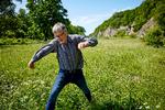 Michael Stoltze viser rundt i den bornholmske natur, han holder så meget af. Foto: Pelle Rink