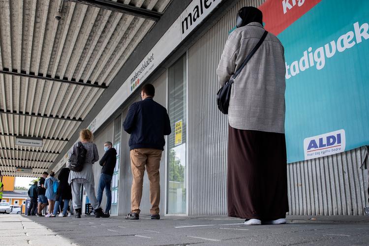 Antallet af coronaindlagte falder med tre til 54. Otte personer er på intensivafdeling og lagt i respirator. Foto: Finn Frandsen/POLFOTO