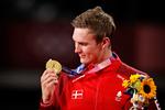 Viktor Axelsen beundrede sin olympiske guldmedalje på sejrspodiet. Foto: Jens Dresling/POLFOTO