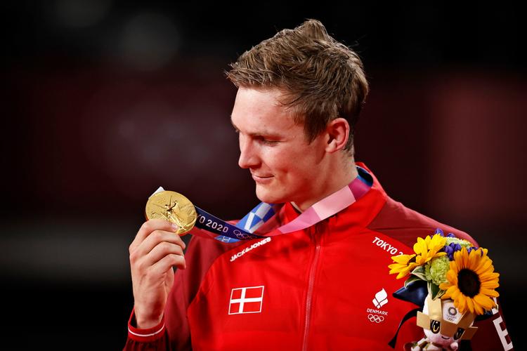 Viktor Axelsen beundrede sin olympiske guldmedalje på sejrspodiet. Foto: Jens Dresling/POLFOTO