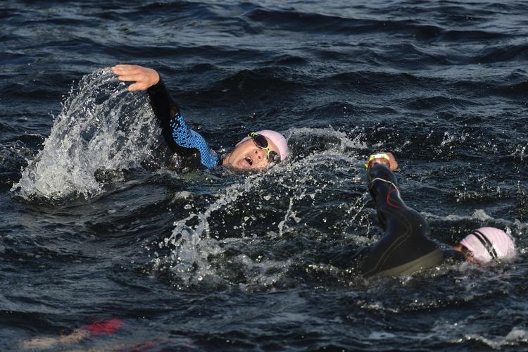 Mange svømmere træner for tiden op til eksempelvis triatlon-stævner. Husk farver på våddragten og svømmehætte, lyder det fra livreddere.  Foto: Tariq Mikkel Khan/POLFOTO