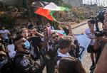  Israelsk politi konfiskerer et palæstinensisk flag under en demonstration i Jerusalem, arrangeret af palæstinensiske, israelske og internationale aktivister i striden om Sheikh Jarrah-kvarteret.
 Foto: Ahmad Gharabli/Ritzau Scanpix