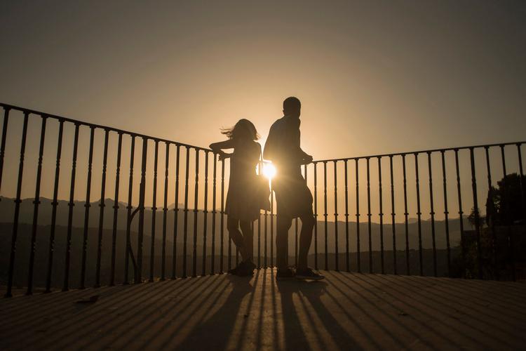 Turister besøger spanske Ronda, hvor solen er på vej, mens smittetallene i landet har været på vej op i løbet af sommeren. Foto: Jorge Guerrero/AFP/Ritzau Scanpix