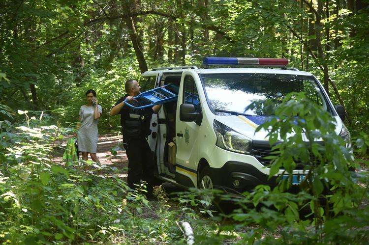     Ukrainsk politi undersøger parken i Kiev, hvor den hivderussiske oppositionspolitiker Vitali Chychov blev fundet død tirsdag. Han havde til venner fortalt, at han under sine joggingture blev forfulgt af flere mænd. Oppositionen beskylder præsident Lukashenkos hemmelige politi for at have myrdet ham.   Foto: Sergei Supinsky/Ritzau Scanpix