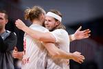 Henrik Møllgaard og Mikkel Hansen fejrer Danmarks semifinaleplads ved OL. Foto: Jens Dresling/POLFOTO