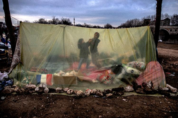 Syriske flygtningebørn leger i et telt, strandet ved grænseovergangen Pazarkule i Tyrkiet.  Foto: Jacob Ehrbahn/POLFOTO