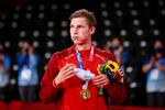 Viktor Axelsen har stadig svært ved at fatte, at han er olympisk mester. Men det er han, hvilket den lidt mere end et halvt kilo tunge og gyldne medalje minder om. Foto: Jens Dresling/POLFOTO