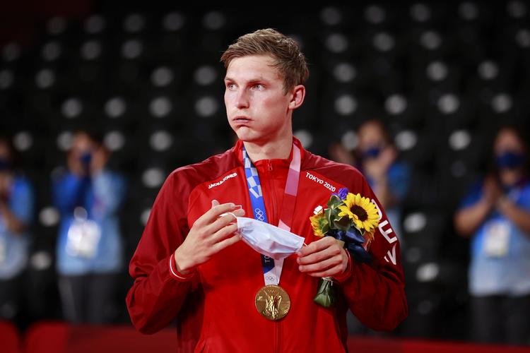 Viktor Axelsen har stadig svært ved at fatte, at han er olympisk mester. Men det er han, hvilket den lidt mere end et halvt kilo tunge og gyldne medalje minder om. Foto: Jens Dresling/POLFOTO