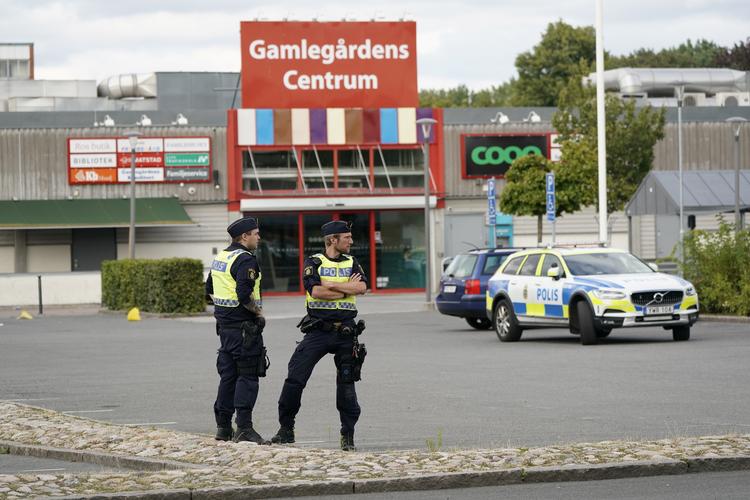 Tre mennesker er alvorligt såret efter et skyderi i byen Kristianstad i det sydlige Sverige. Politiet mistænker, at mandagens voldsepisode er banderelateret. Foto: Tt News Agency/Ritzau Scanpix