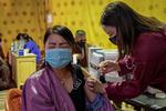 En kvinde får et stik på et vaccinationscenter i Bhutans hovedstad Thimpu. Foto: Upasana Dahal/Ritzau Scanpix