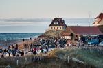 I uge 29, også kendt som 'Hellerup-ugen', er der vanligvis omkring 50.000 gæster i Skagen. Her er der sammenrend ved Solnedgangskiosken i Gl. Skagen i 2019. Foto: Claus Bonnerup/Claus Bonnerup
