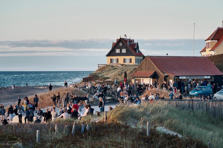 I uge 29, også kendt som 'Hellerup-ugen', er der vanligvis omkring 50.000 gæster i Skagen. Her er der sammenrend ved Solnedgangskiosken i Gl. Skagen i 2019. Foto: Claus Bonnerup/Claus Bonnerup