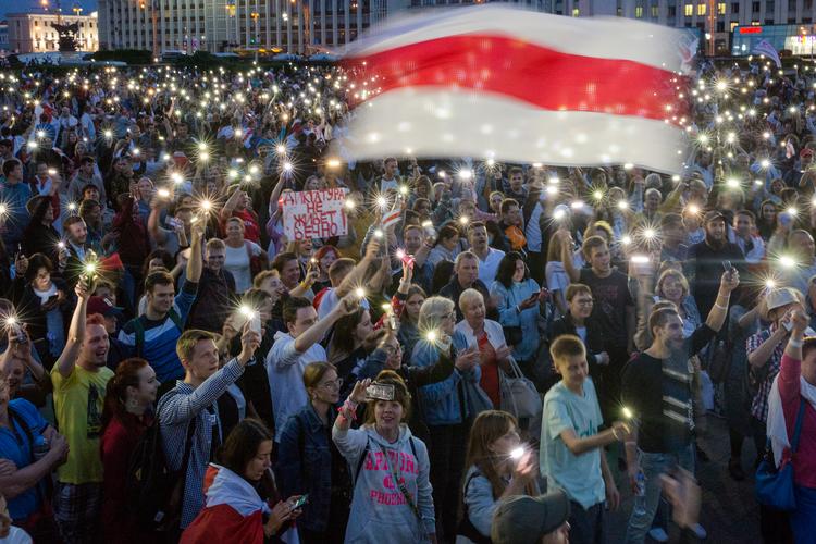Over 100.000 mennesker samledes til demonstrationer i hovedstaden Minsk i flere måneder efter valget. Foto: Darya Burakina, tut.by